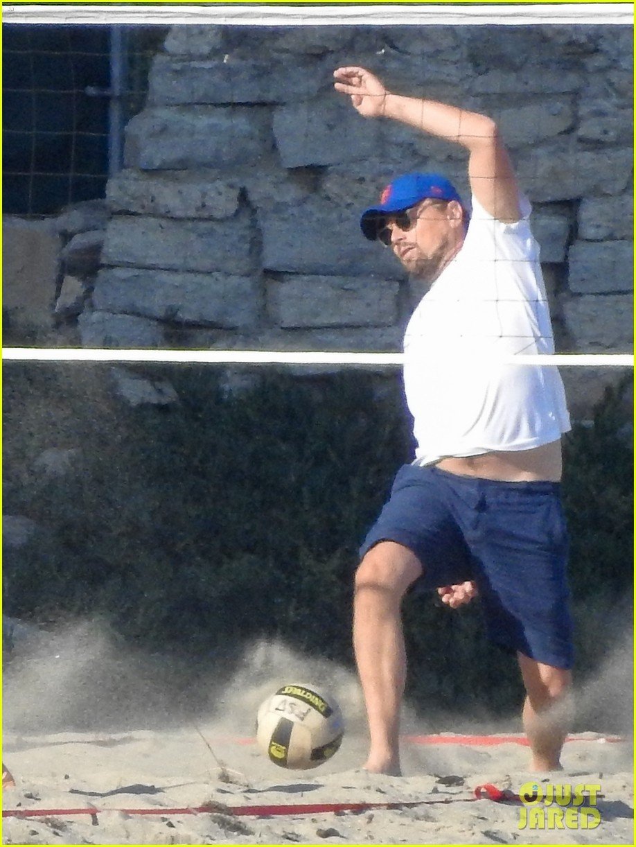 leonardo dicaprio gets hit in the face with a volleyball 014314114