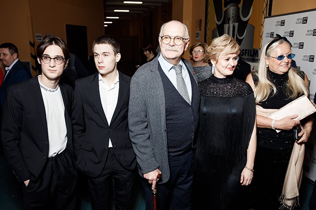 Никита Михалков с внуками Сергеем и Андреем, дочерью Анной и женой Татьяной