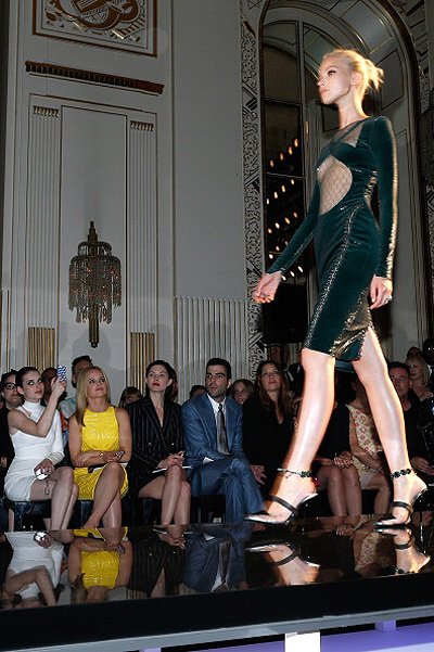 Ума Турман, Закари Куинто и другие гости показа Versace Couture