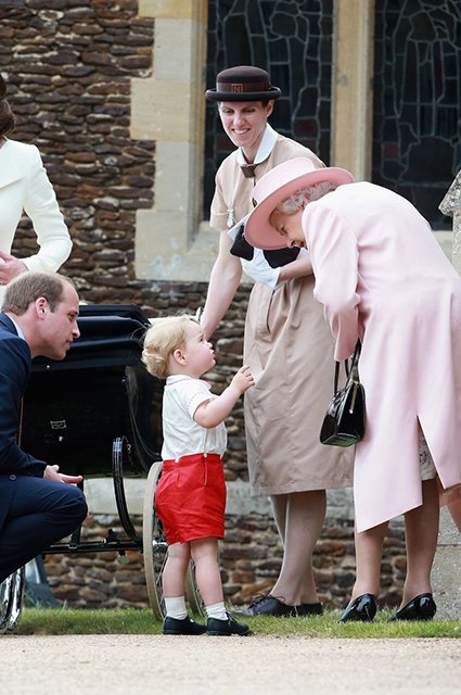 Принц Уильям с принцем Джорджем и королевой Елизаветой II