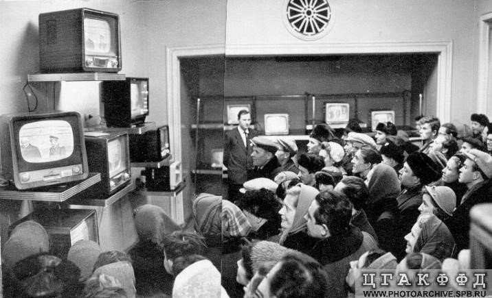 Рекорд по просмотру телевизора. ЦУП 1961 год. Телевизор 1961 года. Советские люди у телевизора. Радиовещание СССР люди.
