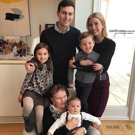 Джаред Кушнер и Иванка Трамп с детьми