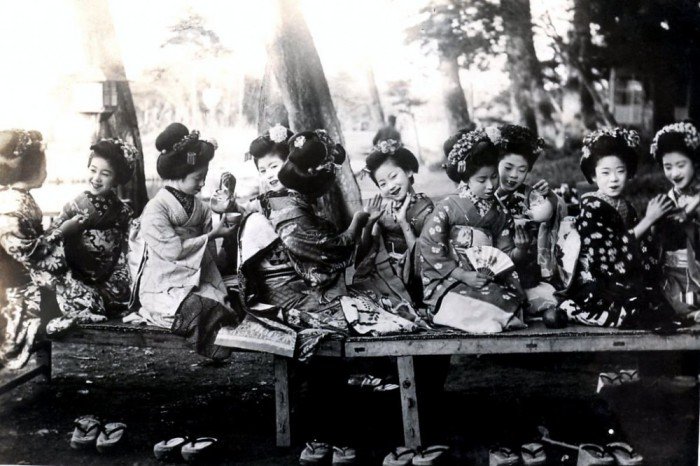 Майко - ученицы гейш в повседневной жизни, 1920 год. 
