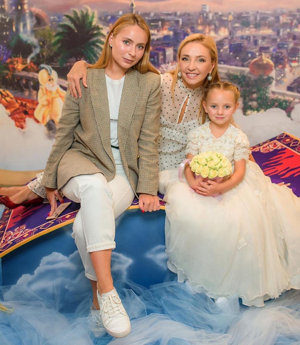 Татьяна Навка с дочерьми Сашей и Надей