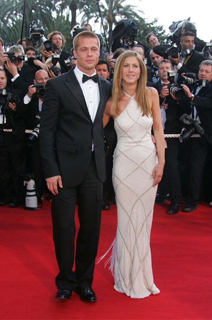 Брэд Питт и Дженнифер Энистон в Versace в 2004 году