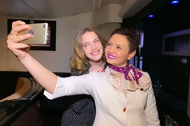 Наталья Водянова со стюардессой Etihad Airways 