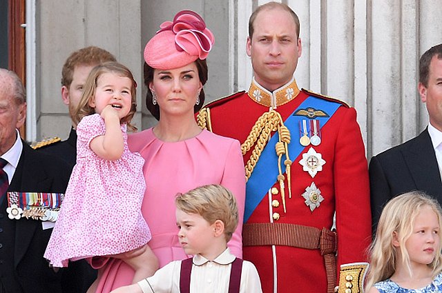 Принцесса Шарлотта, Кейт Миддлтон, принц Джордж и принц Уильям  