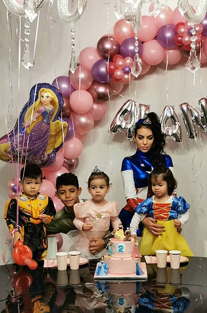 Джорджина Родригес с детьми Криштиану Роналду Криштиану-младшим, двойняшками Евой и Мэтью и их общей дочерью Аланой