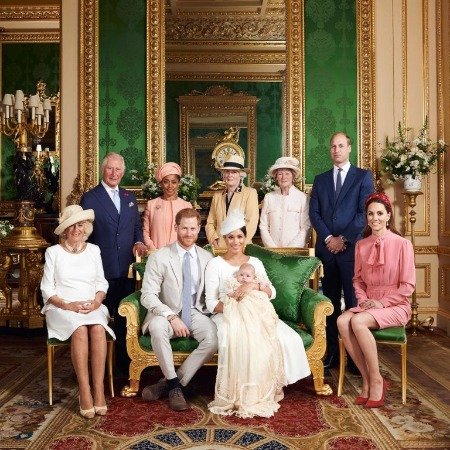 Меган Маркл и принц Гарри с сыном Арчи и королевской семьей