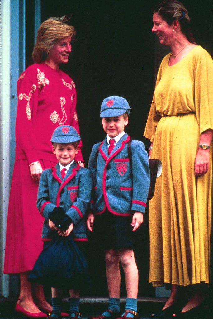 http://media1.popsugar-assets.com/files/2013/07/01/796/n/1922398/e880b1b85d7fd30f_53592439.xxxlarge/i/Princess-Diana-stood-her-adorable-boys-Prince-Harry-first.jpg