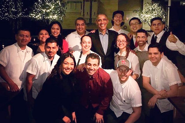 Барак Обама с сотрудниками и посетителями ресторана
