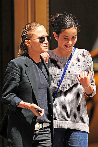 Мэри-Кейт Олсен и дочка Оливье Саркози гуляют в Нью-Йорке (3)