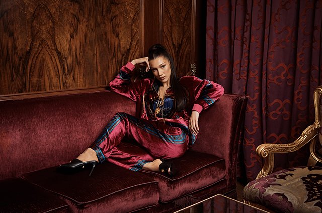 Белла Хадид в рекламной кампании Kith x Versace