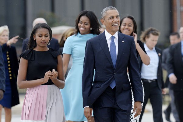 Барак Обама с женой Мишель и детьми