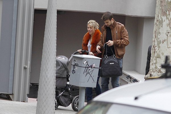 Шакира и Жерар Пике на прогулке с Миланом
