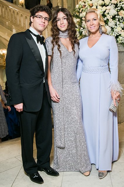Дина Немцова (с братом и матерью Екатериной Одинцовой) в Chanel