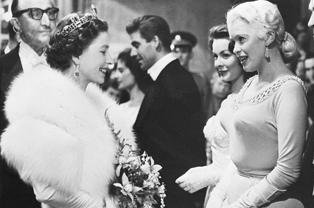 Джейн Мэнсфилд встретила королеву на в лондонском театре 