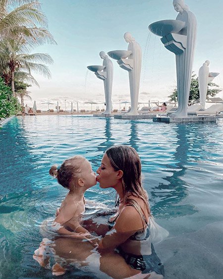 Рита Дакота отдыхает с дочерью на Бали