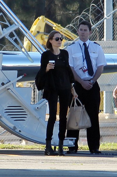 Анджелина Джоли с сыном Паксом покидают Сидней