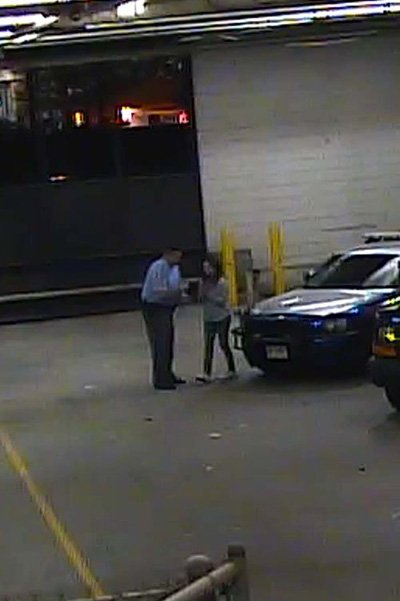 Риз Уизерспун по прибытии в полицейский участок (запись камерой наблюдения)