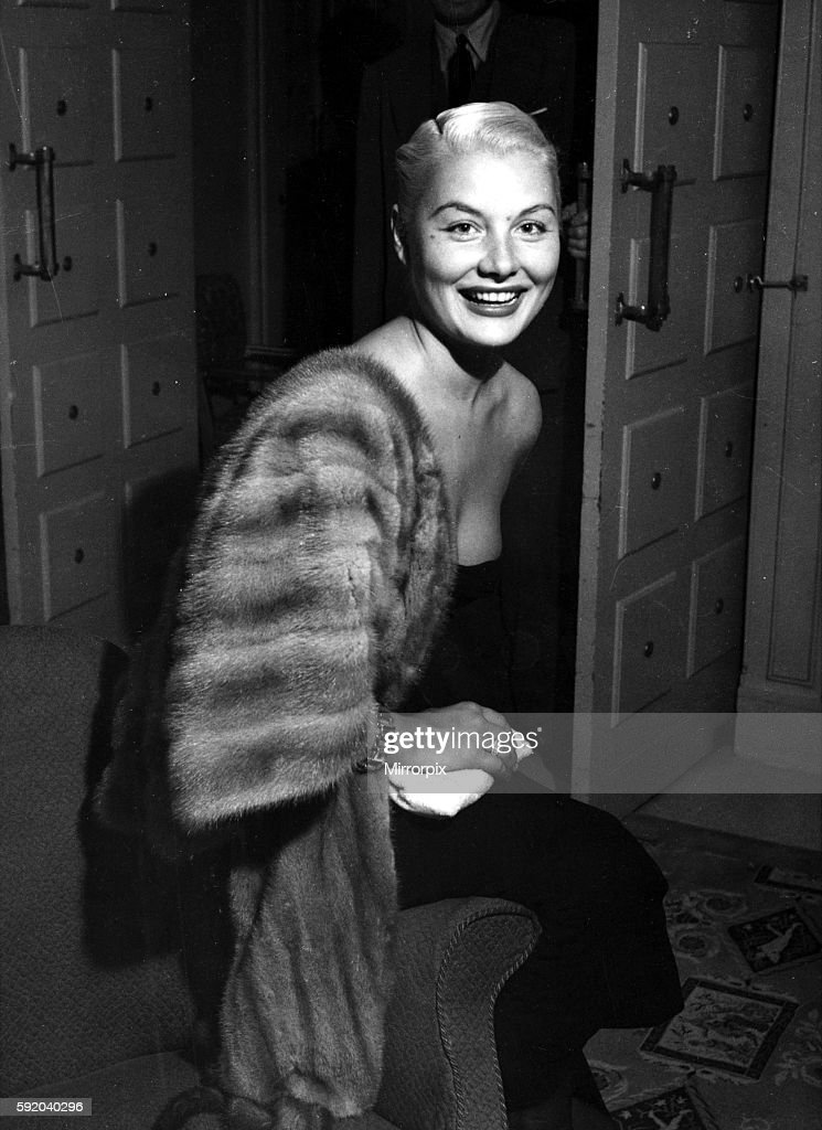 https://media.gettyimages.com/photos/american-film-actress-barbara-payton-in-her-hotel-room-in-london-25th-picture-id592040296