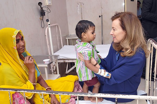 валери триервейлер посетила детскую больницу в индии