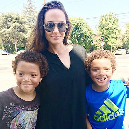 Анджелина Джоли с близнецами Алленом и Брендоном