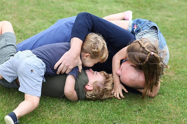 Принц Уильям с детьми. Фото сделано Кейт Миддлтон