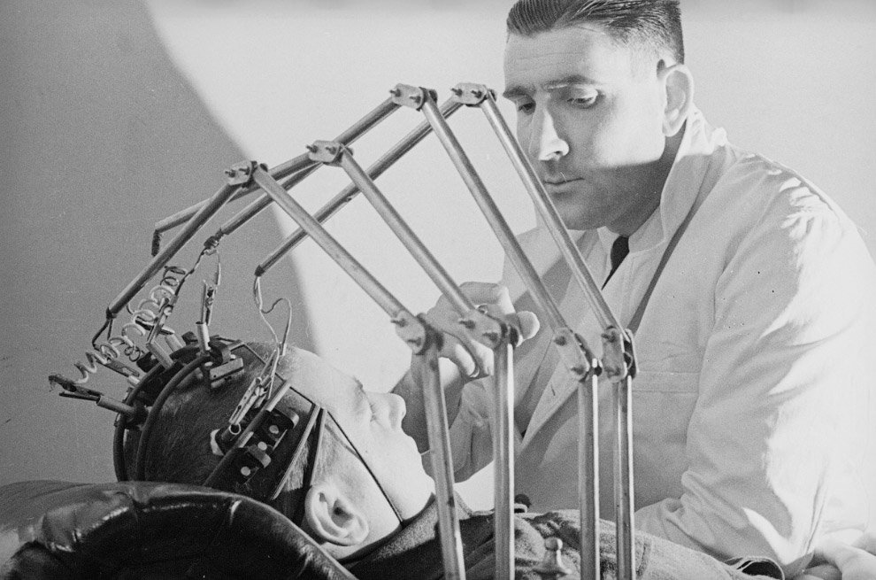   15. Портативный аппарат искусственного дыхания для лечения пациентов на дому, 1955 год: 