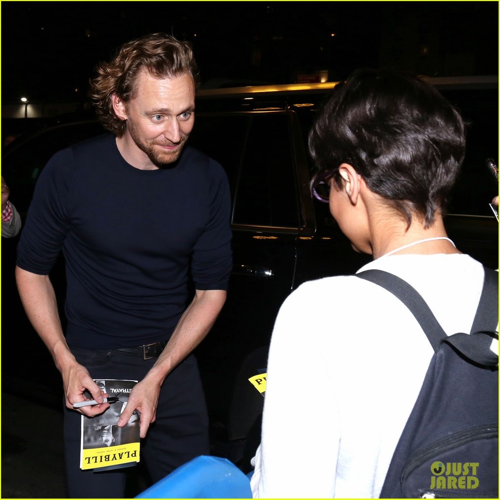 tom hiddleston betrayal cast outside theater 024336219
