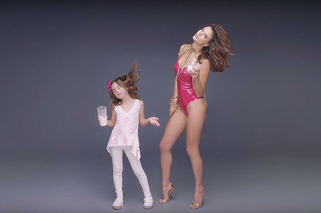 Алессандра Амбросио с дочкой Аней в клипе на песню M.I.L.F.