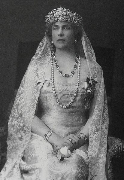 http://upload.wikimedia.org/wikipedia/commons/thumb/1/1b/Queen_Victoria_Eugenia_of_Spain.jpg/413px-Queen_Victoria_Eugenia_of_Spain.jpg