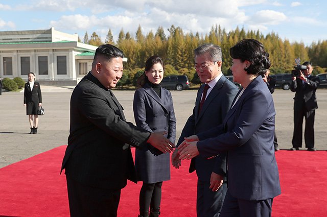 Ким Чен Ын, Ли Соль Чжу, президент Южной Кореи Мун Чжэ Ин и его супруга Ким Чжон Сук