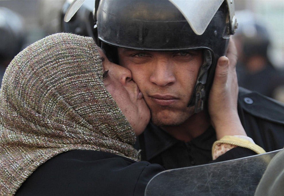 compassionoverviolence15 30 фотопримеров человеческого сострадания во время акций протеста