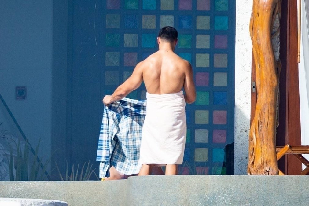 Britney Spears 2021 : Britney Spears – Relaxes by the jacuzzi with fiancé Sam Asghari in Cabo San Lucas-06