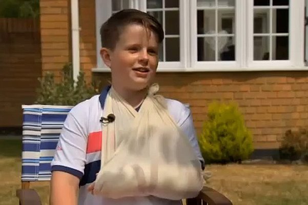 Криштиану Роналду ударом со штрафной сломал руку мальчику