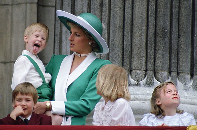 Принцесса Диана с сыновьями Гарри и Уильямом, леди Габриэлла Виндзор и леди Роуз Виндзор