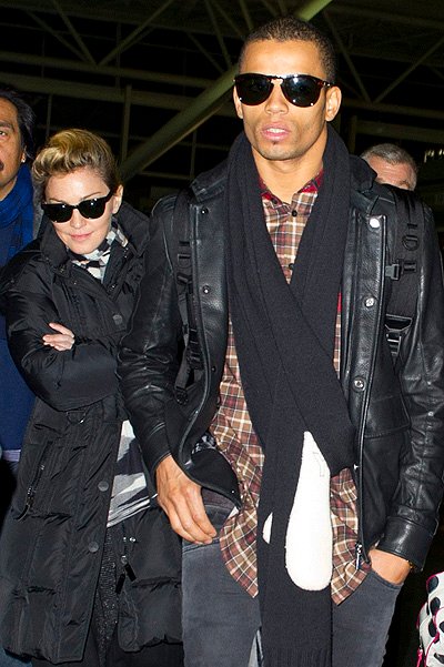 Мадонна с Брахимом Зайбатом в аэропорту Нью-Йорка