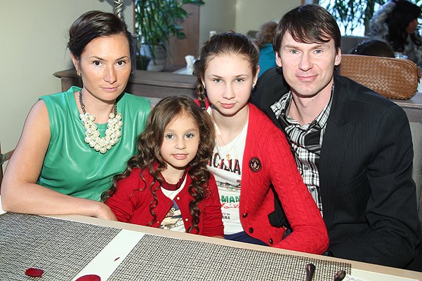 Егор Титов с семьей на презентации книги Александра Васильева