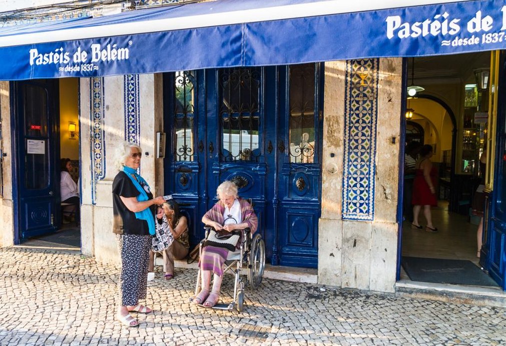 Португалия, Лиссабон. Кондитерская Pasteis de Belem. Заведение славится прежде всего Рецепт пиро