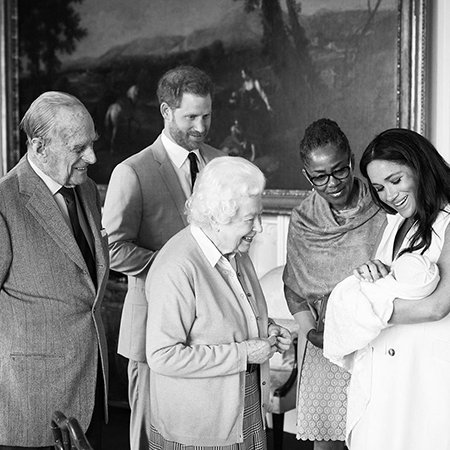 Знакомство королевы Елизаветы II с новорожденным Арчи