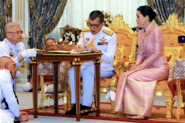 Король Таиланда Маха Вачиралонгкорн и Сутхида Вачиралонгкорн