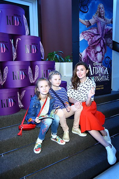 Ольга Ушакова с дочерьми Дашей и Ксюшей