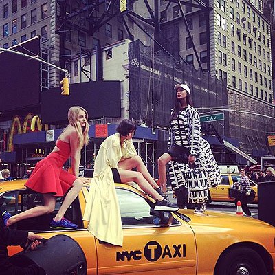 Кара Дельвинь на съемке для DKNY