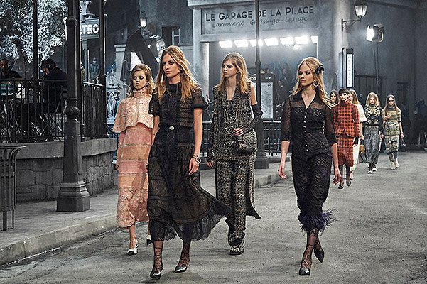 Показ коллекции Chanel Metiers d'Art 2015-2016