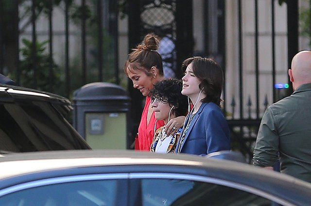 Дженнифер Лопес с дочерью Эммой и дочерью Аффлека Серафиной