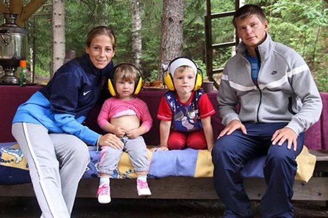 Юлия Барановская и Андрей Аршавин с маленькими детьми