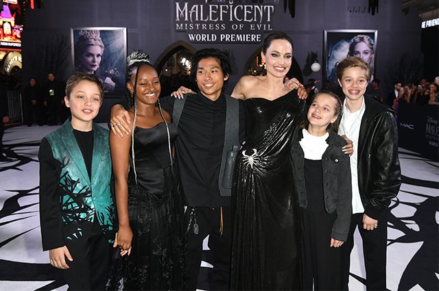 Анджелина Джоли с детьми: Ноксом, Захарой, Паксом, Вивьен и Шайло