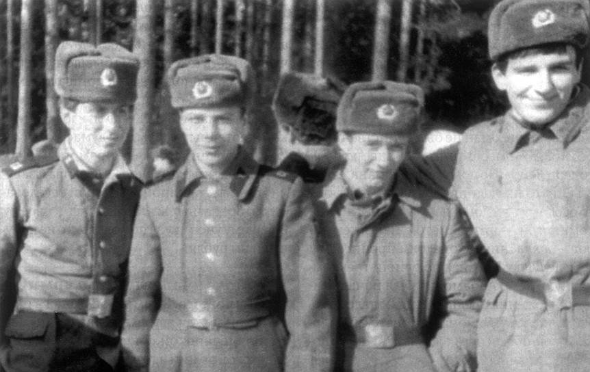 Сразу после школы Роман Абрамович служил в артиллерийских частях во Владимирской области<br>На фото: Роман Абрамович (слева) с сослуживцами