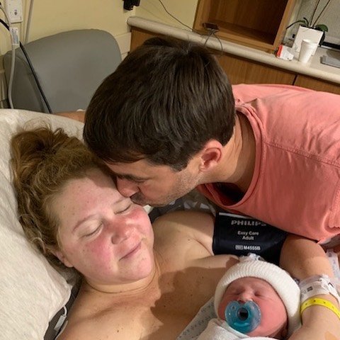 Эми Шумер с супругом и новорожденным малышом